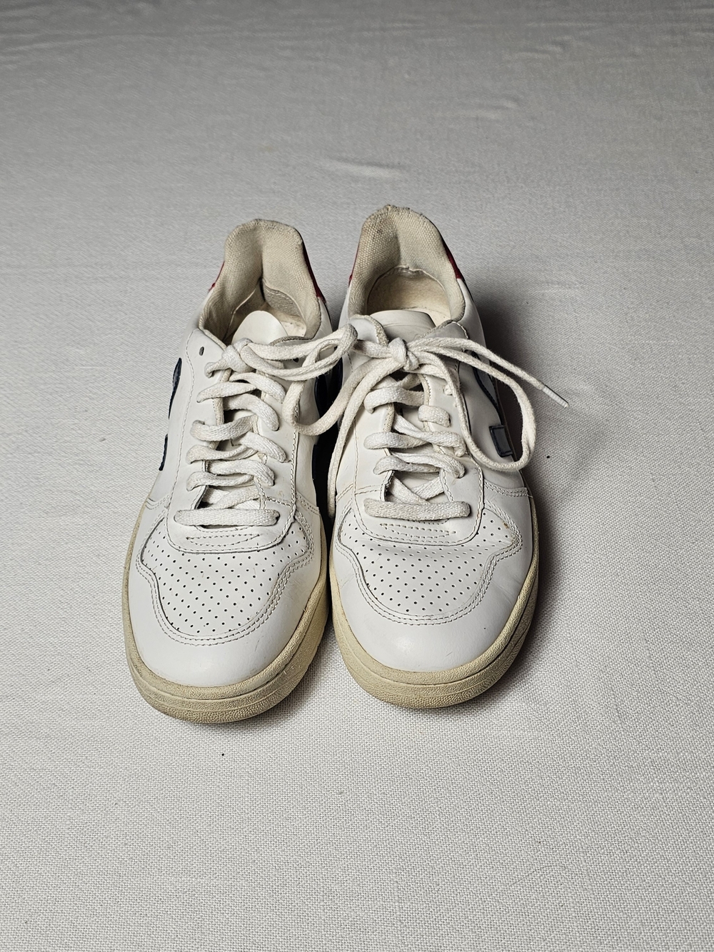 Veja V-10 sneakers Womens Size 9 White Black Red